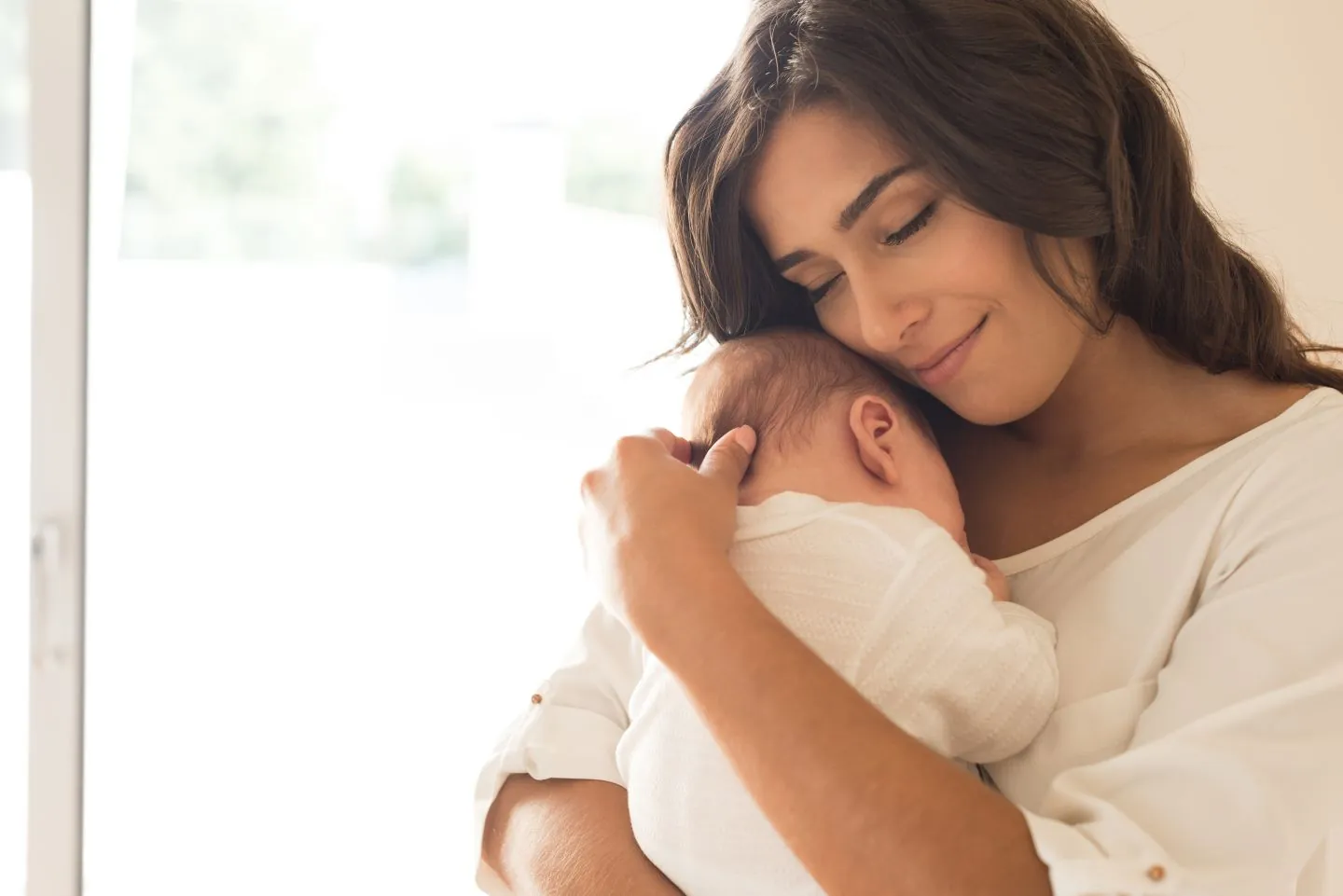 Maman serrant son bébé dans ses bras
